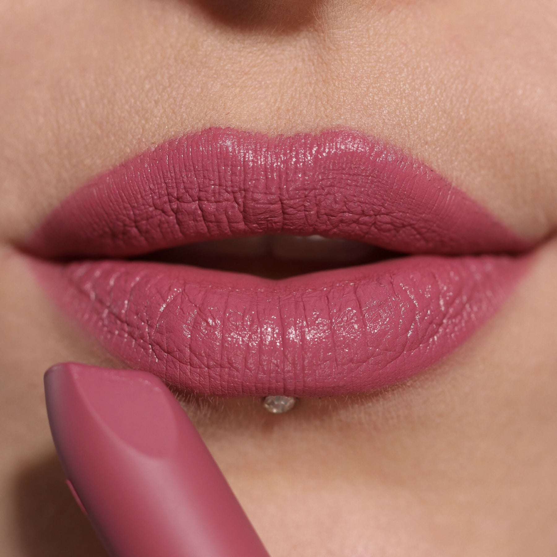 LABIAL EN BARRA LIP ALLURE SOFT SATIN - MAKEUP REVOLUTION