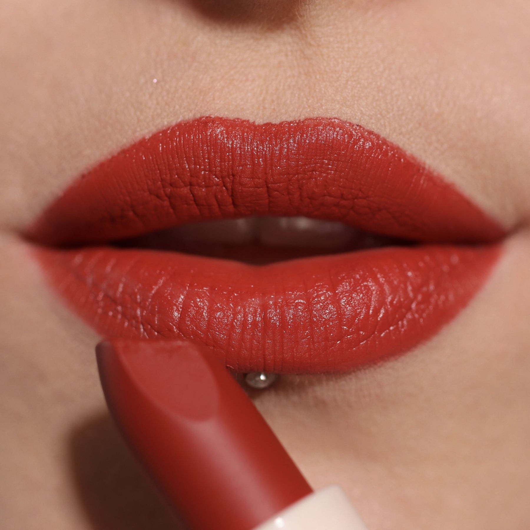 LABIAL EN BARRA LIP ALLURE SOFT SATIN - MAKEUP REVOLUTION