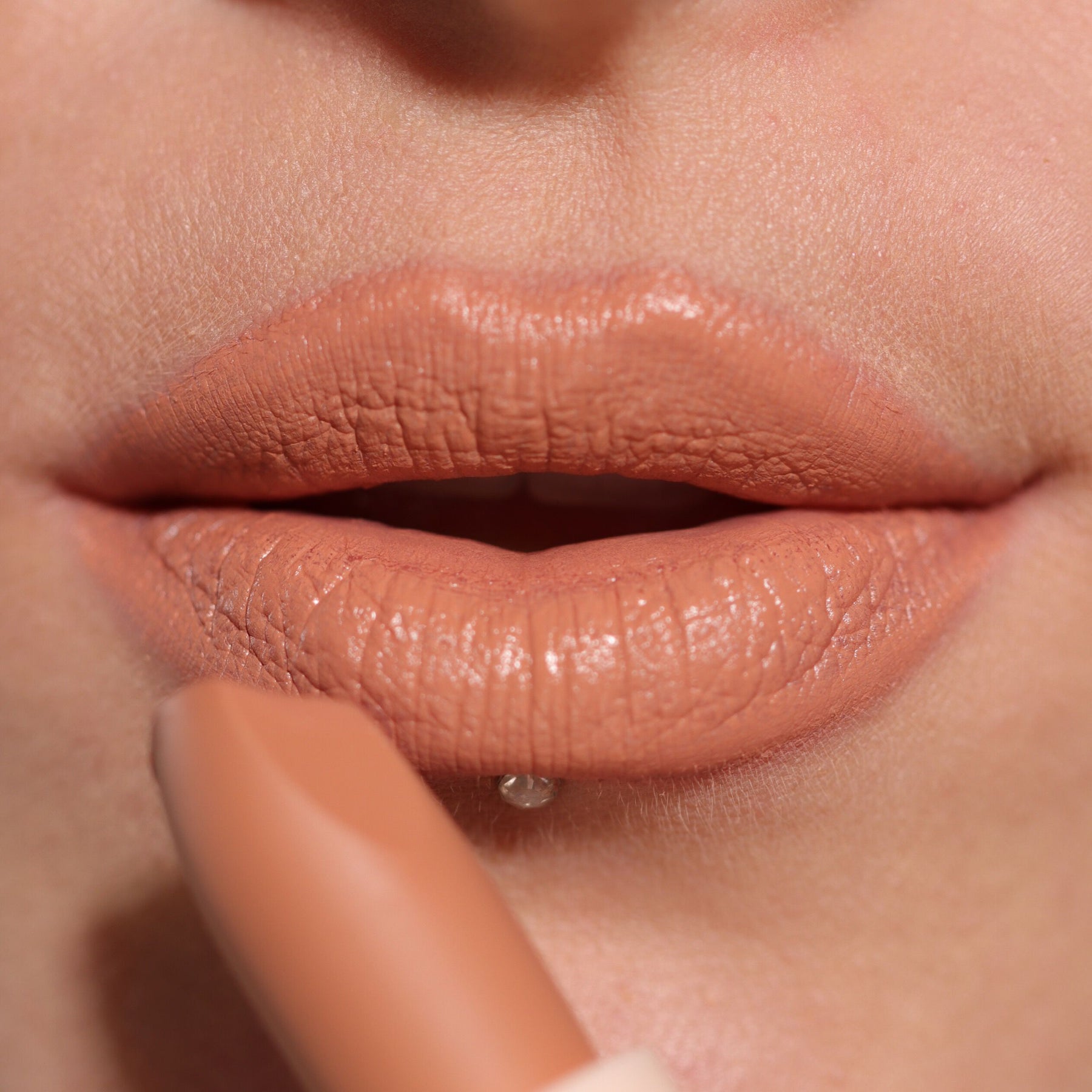 LABIAL EN BARRA LIP ALLURE SOFT SATIN - MAKEUP REVOLUTION