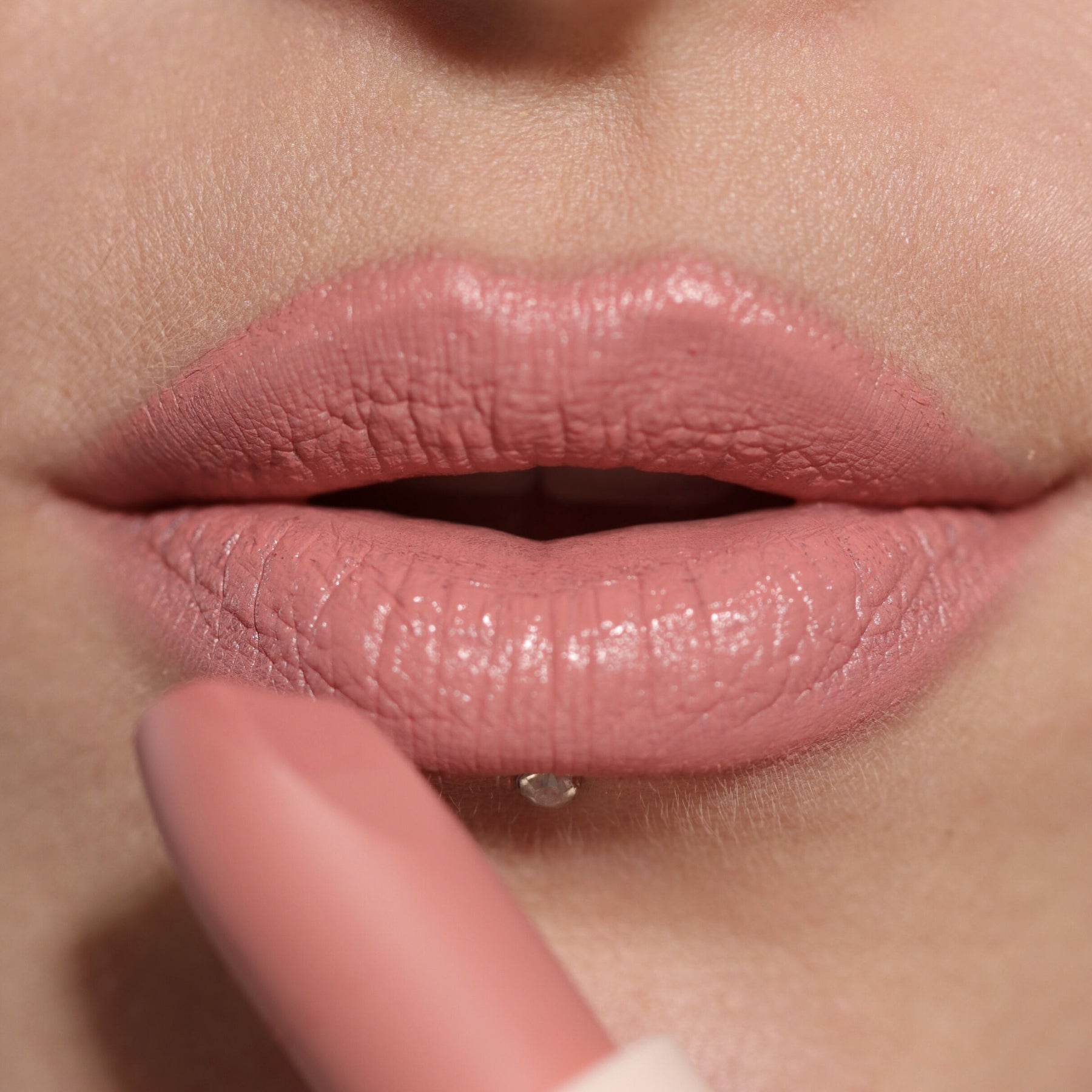 LABIAL EN BARRA LIP ALLURE SOFT SATIN - MAKEUP REVOLUTION