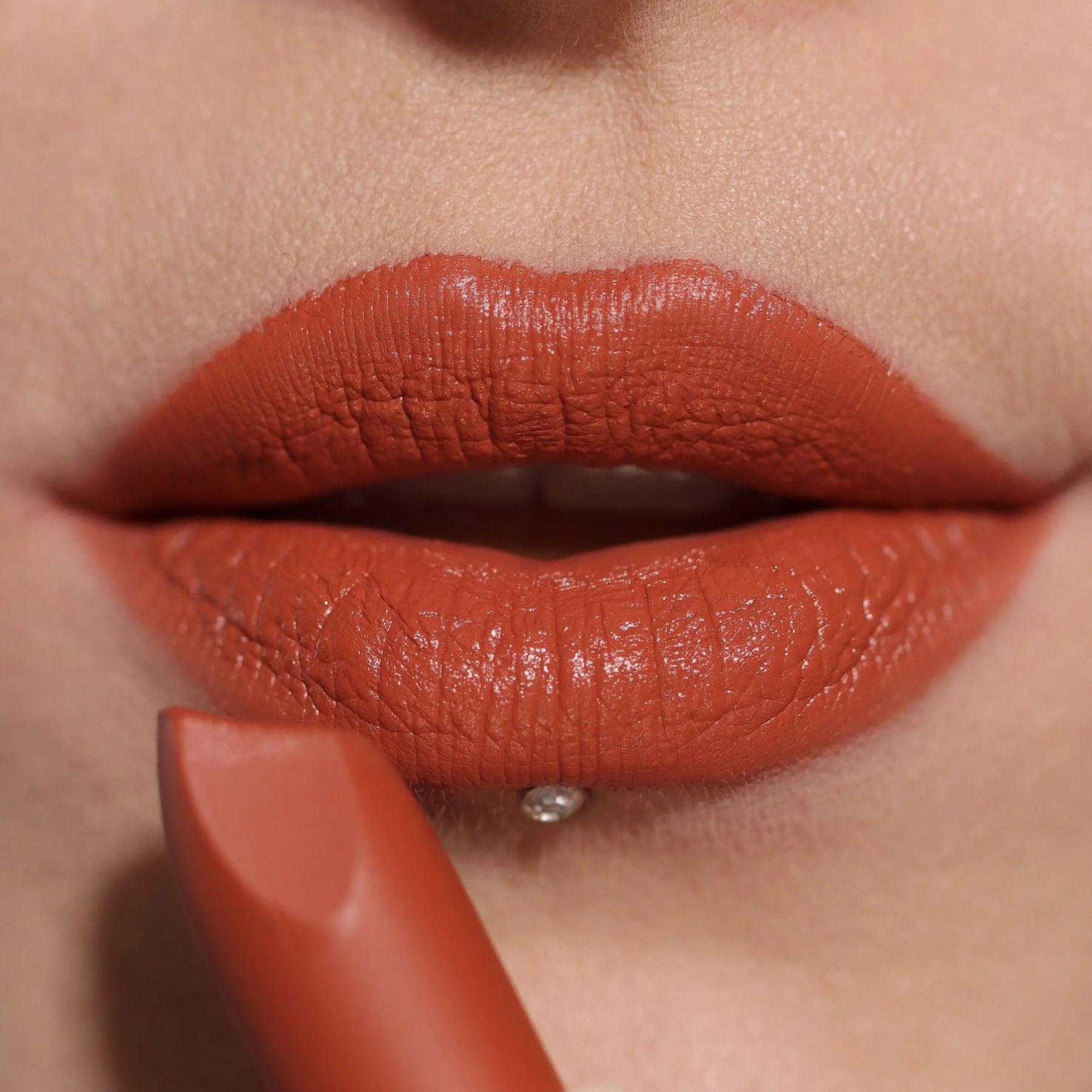 LABIAL EN BARRA LIP ALLURE SOFT SATIN - MAKEUP REVOLUTION