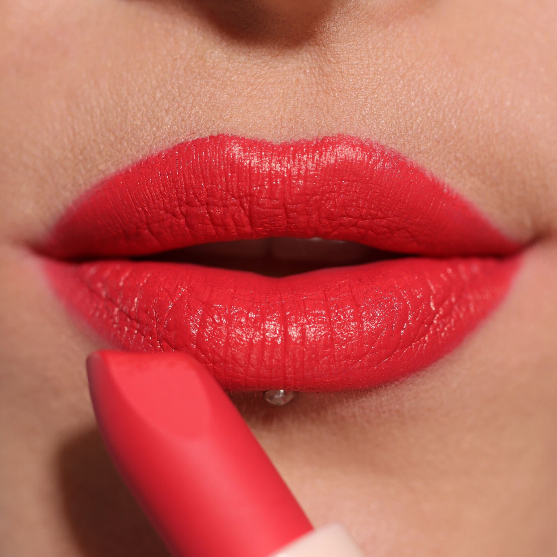 LABIAL EN BARRA LIP ALLURE SOFT SATIN - MAKEUP REVOLUTION