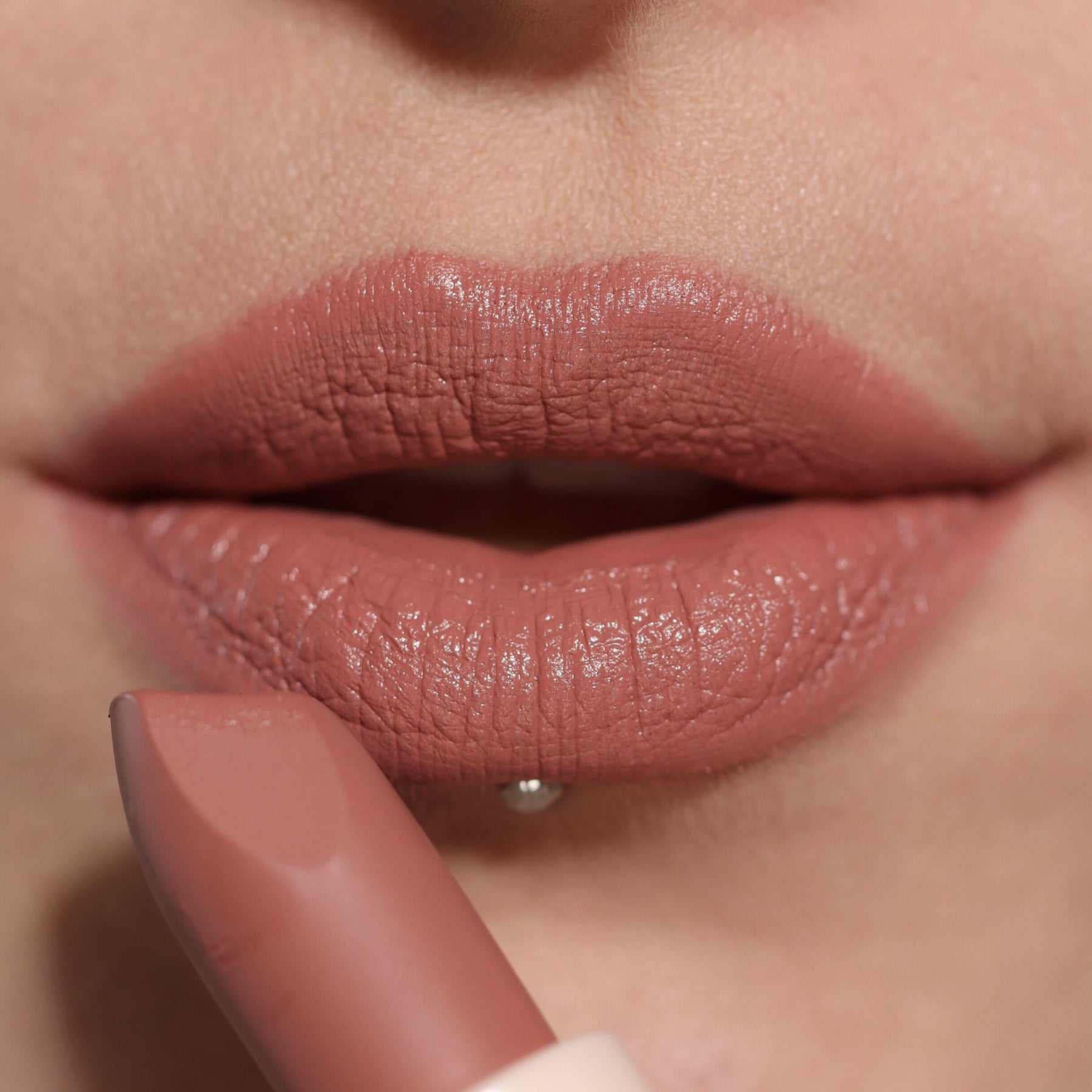 LABIAL EN BARRA LIP ALLURE SOFT SATIN - MAKEUP REVOLUTION