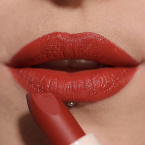 LABIAL EN BARRA LIP ALLURE SOFT SATIN - MAKEUP REVOLUTION